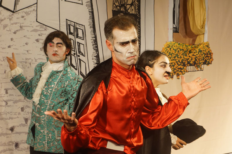 İki Efendinin Uşağı Galeri 4