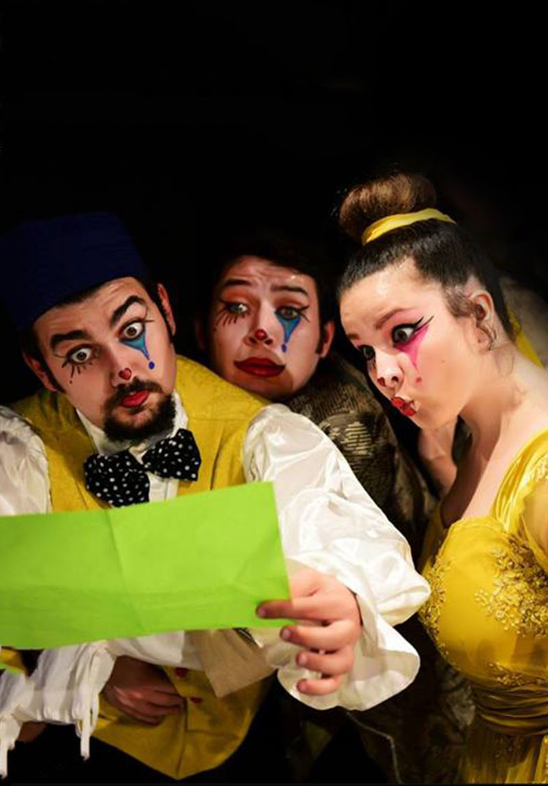 İki Efendinin Uşağı...