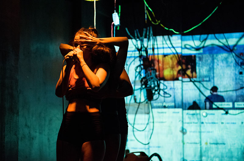 Yerden Yukarı Bulutların Altında Galeri 2